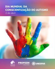 #PARATODOSVEREM Imagem representando, bem próximo da tela, em primeiro plano, uma mão com os dedos abertos e coloridos, pintados nas cores vermelho, azul, amarelo e verde. Mais ao fundo, vê-se a imagem, difusa, do braço estendido de uma pessoa, possivelmente uma criança, que usa uma camiseta na cor azul e de um rosto que nos fita com expressão amena, levemente sorridente. Na parte superior está escrito “Dia Mundial da Conscientização do Autismo – 02 de Abril. Na parte inferior, aparecem os logotipos da DDH, PROPEDH e Unespar.