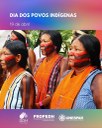 #PARATODOSVEREM Imagem de mulheres indígenas com os rostos pintados em preto e vermelho. Elas estão trajando blusas sem mangas, de diferentes cores e estampas sobre as quais usam um colar de pequenas contas na cor alaranjada. Três delas estão em primeiro plano e duas que estão mais ao fundo, usam ornamento de palha sobre o cabelo. Elas estão de pé e olham para a frente, para algo que não aparece na imagem, de modo que, para quem olha, vê-se o lado esquerdo de seus rostos. Mais ao fundo, vê-se folhagens. Na parte superior está escrito “Dia dos Povos Indígenas – 19 de abril”. Na parte inferior, aparecem os logotipos da DDH, PROPEDH e Unespar.