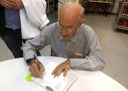 Assabido autografando durante lançamento do seu último livro