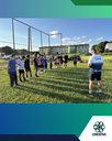 Alemão conversa com alunos do projeto antes do treino
