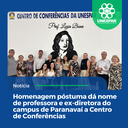 Familiares da professora Bana diante da pintura em sua homenagem