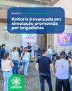 Servidores do lado de fora do prédio da Reitoria após evacuação