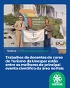 Mariele Pegoraro (à esquerda) e Raquel Vieira posam com a bandeira do Fórum Internacional de Turismo do Iguassu