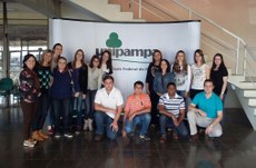 Grupo de alunos e professores que representaram a Unespar